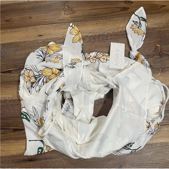 NEW Sienna Sky White Yellow Floral Shorts Romper Medium Back Tie Open Summer - Picture 6 of 8